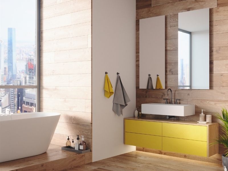 Badezimmer mit gelben Hängeboard