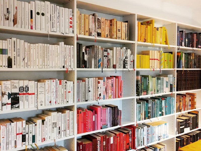 Büchersammlung farblich sortiert