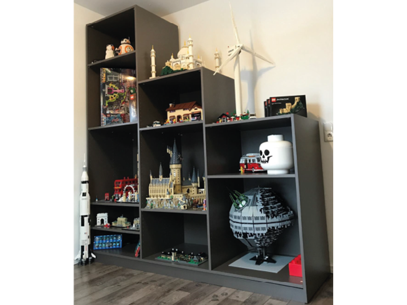 Sammlerschrank als Stufenlösung