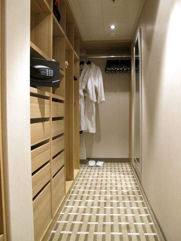 Ideen Ankleidezimmer: Schränke einseitig und Kleiderstange