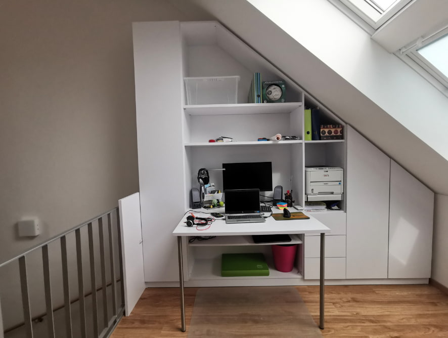 Schrank mit Dachschräge und Arbeitsplatz