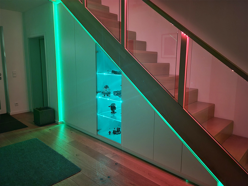 Beleuchteter Treppenunterschrank