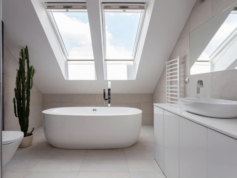 Große Wellness-Badenwanne vor zwei Fenstern