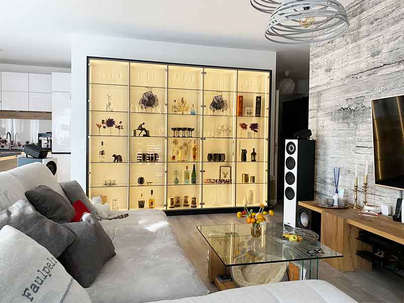 Vitrine als Barschrank