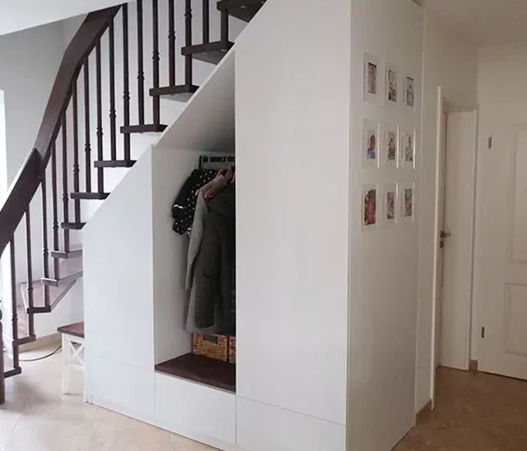 Garderobenschrank mit Schräge unter der Treppe