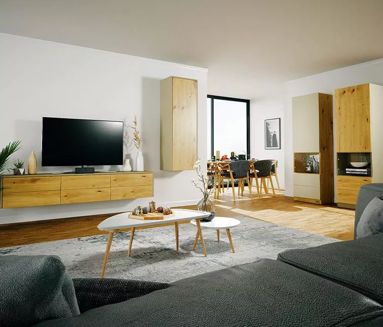 Möbelserie im Wohnzimmer mit Hängemöbeln und Highboards