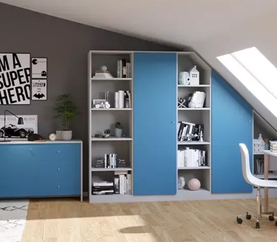Regal unter der Dachschräge und Sideboard in blauen und grauen Dekoren im Jugendzimmer