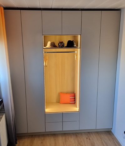 Kundenfoto eines Garderobenschrank mit Beleuchtung und Sitzbank