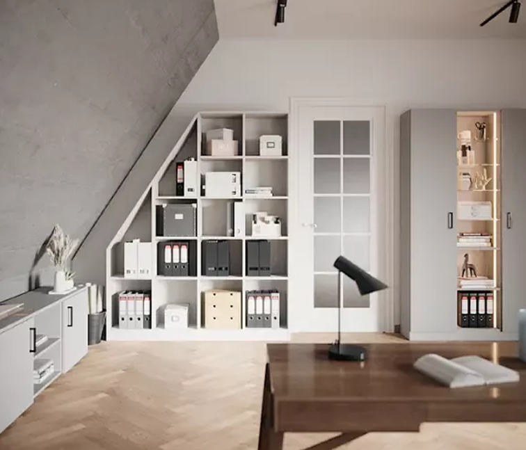 Möbel für das Büro unter der Dachschräge in grauen Dekoren