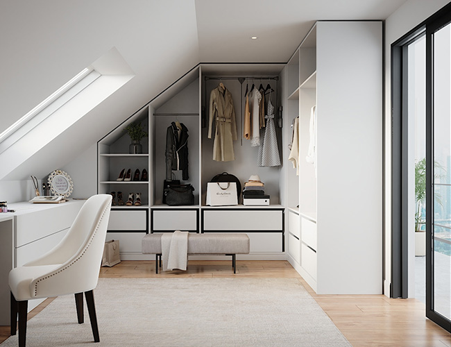 Weißer, offener Eck-Kleiderschrank mit Schräge links in einem Schlafzimmer mit Dachschräge. Der Schrank mit Schräge links hat 3 Elemente. Unten zwei Reihen innenliegenden Schubladen. Oberhalb offen mit Kleiderstangen.