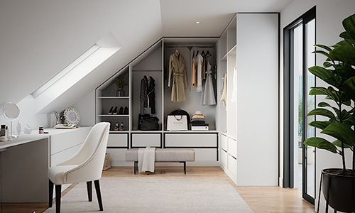 Weißer, offener Eck-Kleiderschrank mit Schräge links in einem Schlafzimmer mit Dachschräge. Der Schrank mit Schräge links hat 3 Elemente. Unten zwei Reihen innenliegenden Schubladen. Oberhalb offen mit Kleiderstangen.