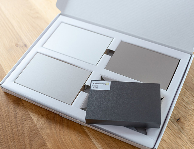 Musterdekorbox mit 4 Dekoren von schrankwerk.de