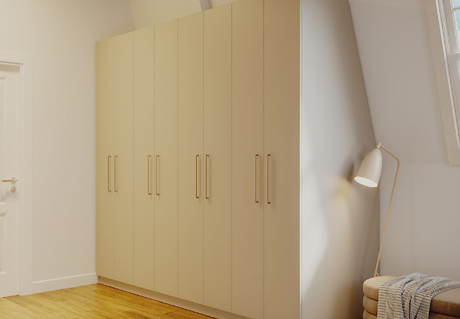 Dachschrägenschrank mit Schräge hinten im Schlafzimmer