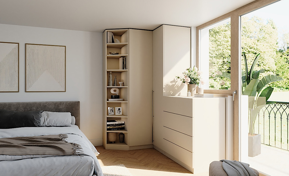 Eckschrank Nikolas im Dekor Hellgrau als Set-Konfiguration mit Abschlusselement links und Kommode rechts in einem Schlafzimmer-Raumszenario