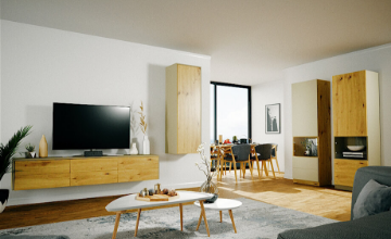 Möbelserie im Wohnzimmer mit Hängelösungen und Highboards