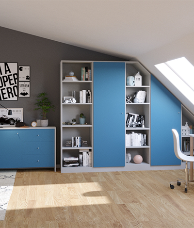 Regal unter der Dachschräge und Sideboard in blauen und grauen Dekoren im Jugendzimmer