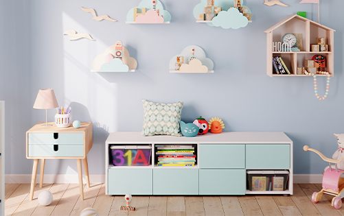 Lowboard im weißen Dekor mit hellblauen Fronten im gestalteten Kinderzimmer