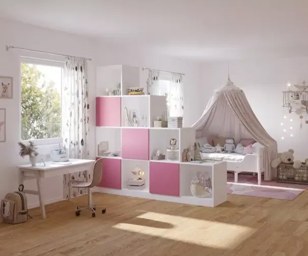 Stufenregal mit rosa Fronten im Kinderzimmer