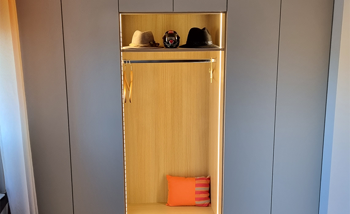 Kundenfoto eines Garderobenschrank mit Beleuchtung und Sitzbank