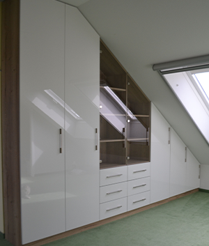 Kombination aus normalen Türen und Glastüren für die Dachschräge