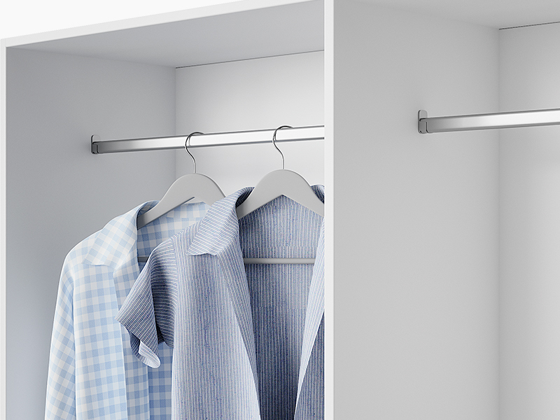 Zwei Hemden im Kleiderschrank mit Kleiderstange