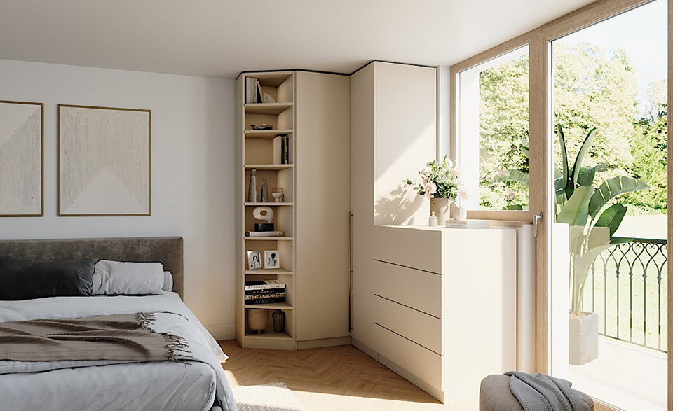 Eckschrank Nikolas im Dekor Hellgrau als Set-Konfiguration mit Abschlusselement links und Kommode rechts in einem Schlafzimmer-Raumszenario