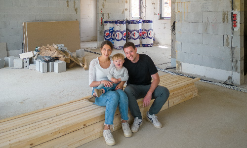 Christian und Julia mit ihrem Sohn Rohbau des Neubaus