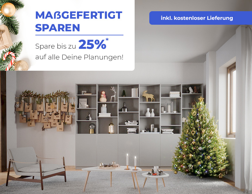 Weihnachtlich dekoriertes Wohnzimmer mit Regalsystem und Weihnachtsbaum