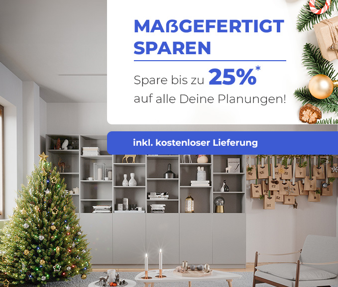 Weihnachtlich dekoriertes Wohnzimmer mit Regalsystem und Weihnachtsbaum