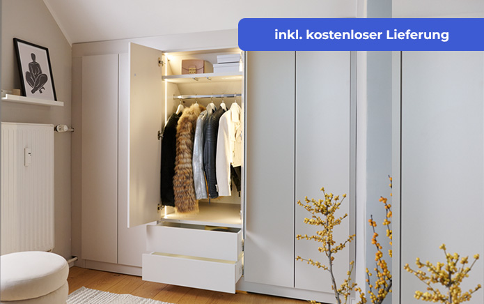 Großer Einbau-Kleiderschrank. Dekor: Weiß. Links und rechts eine durchgehende, geschlossene Flügeltür. Das Element in der Mitte hat eine geöffnete Flügeltür. Gezeigt wird oben ein Ausziehelement mit Kästen/Behältern. Mittig eine Kleiderstange mit Pullovern und Jacken. Darunter zwei leicht geöffnete Schubladen. Das Element ist oberhalb durch LED-Leisten links und rechts im Schrank beleuchtet. Der Raum ist überwiegend weiß gestaltet. Weißes Bett mit weißer-grauer Bettwäsche, Dekoelementen, hellem Hocker, hell gestreifter Teppich vor dem Schrank. Weiße Paneel hinter dem Bett und eine weiße Heizung an der Wand.
