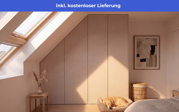 Milieubild eines Dachschrägenschranks links im Dekor Sandbeige in einem hellen Dachgeschoss mit Dachschrägenfenster links und weitere Einrichtung auf der rechten Seite