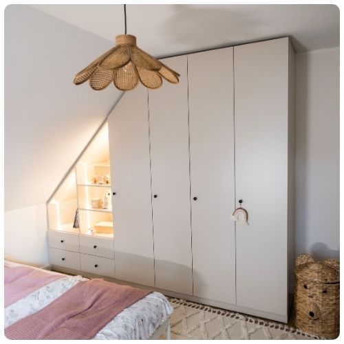 Einbauschrank im Flur im Dekor Sandbeige