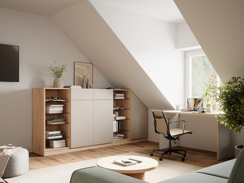 Gemütliches Arbeitszimmer unter einer Dachschräge mit modernem Sideboard, offenem Sideboard sowie einem Schreibtisch am Fenster.