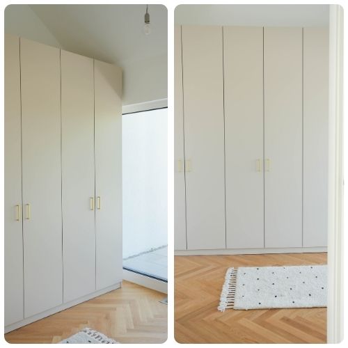 Kleiderschrank mit goldenen Griffen im Dekor Sandbeige