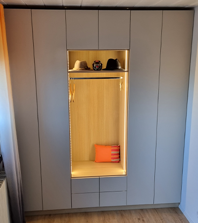 Garderobenschrank mit offener Mitte als Sitzbank