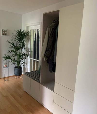 Kundenfoto eines Garderobenschrank mit Sitzbank im Eingangsbereich