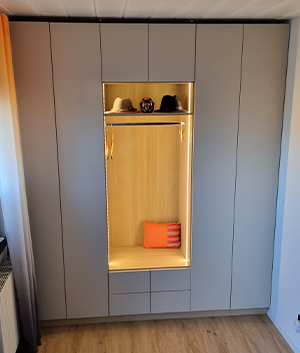 Kundenfoto eines Garderobenschrank mit Sitzbank in der Mitte