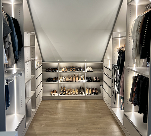 Ankleidezimmer mit Schränken mit Schräge und integrierter LED Beleuchtung