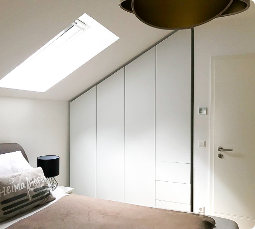 Schrank in der Dachnische mit Schräge im Schlafzimmer