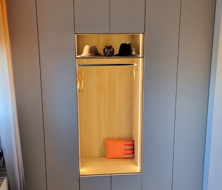 Kundenfoto eines Garderobenschrank mit Beleuchtung und Sitzbank