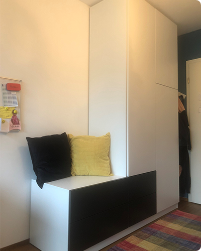 Kundenfoto eines Kleiderschranks mit Sitzbank