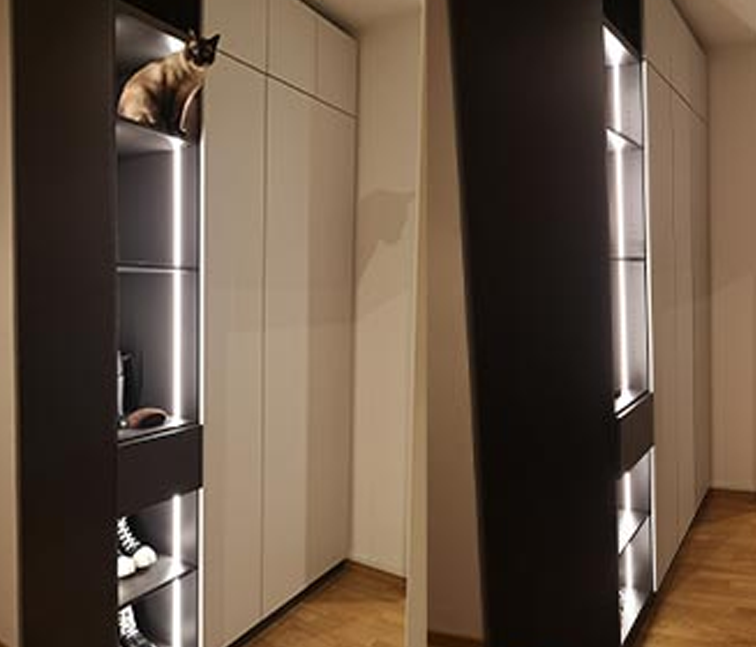 Hoher Flurschrank im schmalen Flur mit LED Beleuchtung