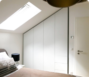 Schrank mit Dachschräge in der Nische im Schlafzimmer