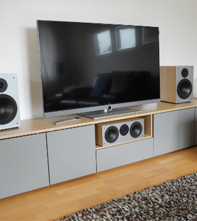 TV Lowboard mit grauen Fronten und Holz-Korpus