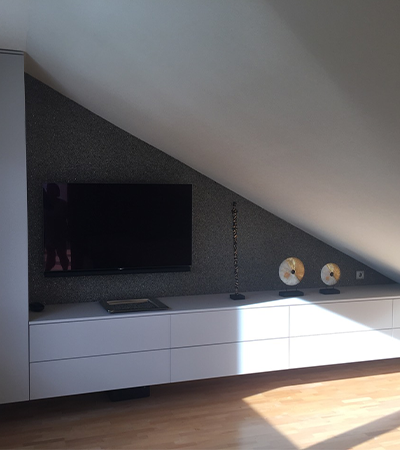 Weißes TV Hängeboard neben dem Schrank