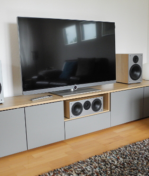 TV Lowboard mit grauen Fronten und Holz-Korpus