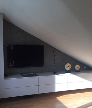 Weißes TV Hängeboard nebem Schrank unter der Schräge