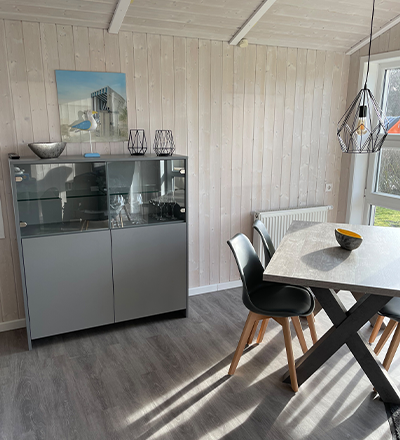 Kommode mit Glaselementen im Ferienhaus