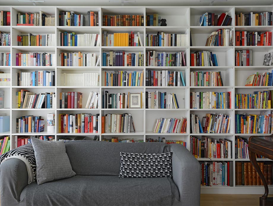 Bücherwand hinter Sofa