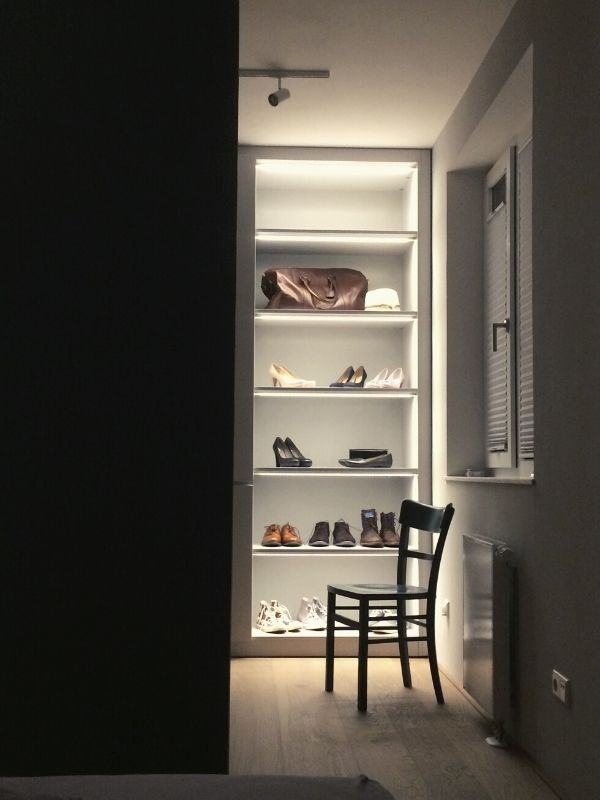 Beleuchtung eines offenen Schuhregals im Ankleidezimmer